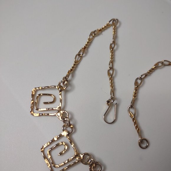 20 Inch Gold Tone Metal Spiral Design Necklace - Picture 7 of 8